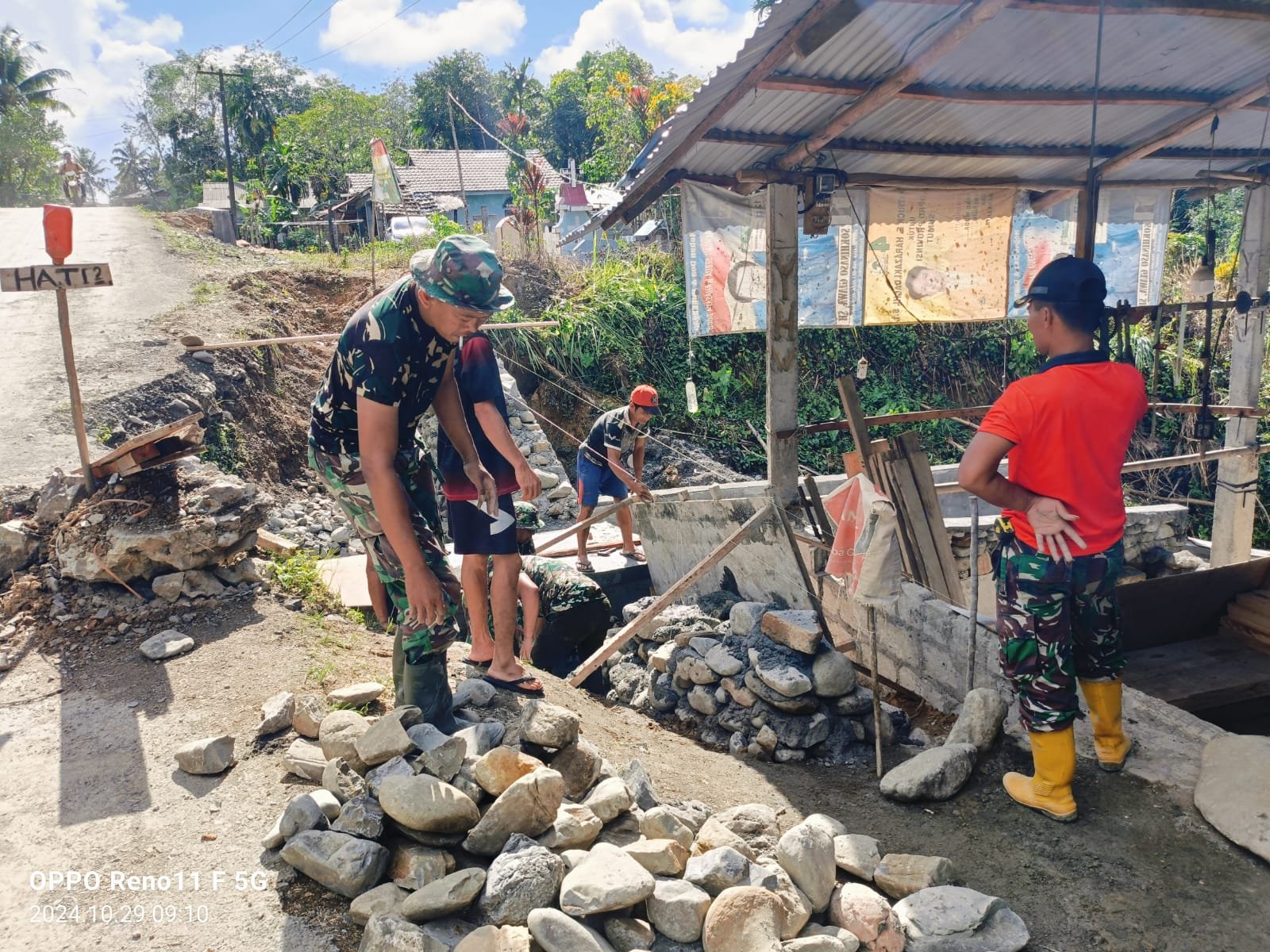 Pembangunan Tembok Penahan oleh Satgas TMMD di Nias Selatan