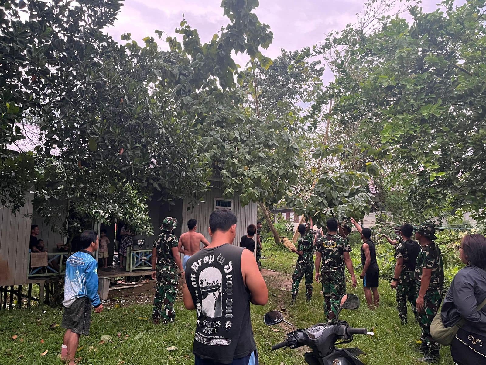 Sigap dan tanggap Satgas Yonzipur 8/SMG bantu Evakuasi Warga yang terdampak Bencana Alam di desa Long Bagun