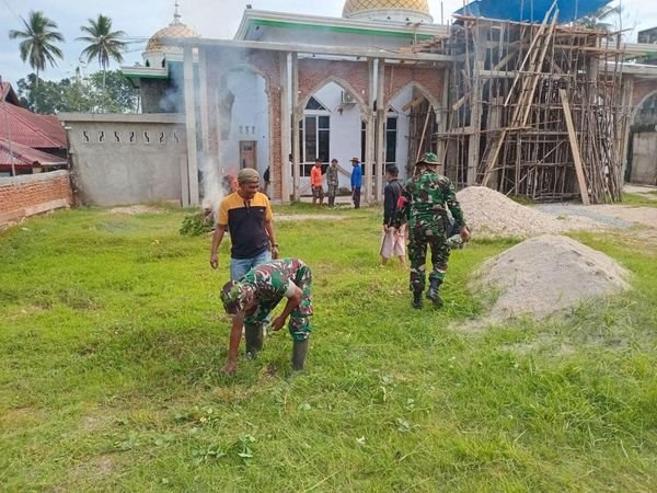 Jaga Keasrian Sarana Ibadah Dan Pendidikan, Anggota Koramil 1417-07/Sampara Karya Bakti Di Halaman Masjid Dan Sekolah Dasar