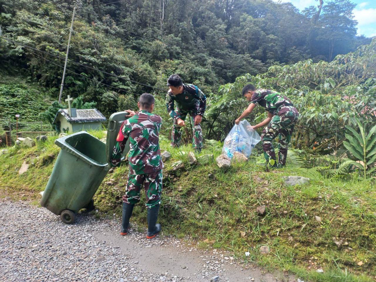 WUJUDKAN LINGKUNGAN YANG BERSIH, BABINSA KORAMIL PERSONEL KORAMIL TEMBAGAPURA RUTIN BERSIHKAN LINGKUNGAN SEKITAR
