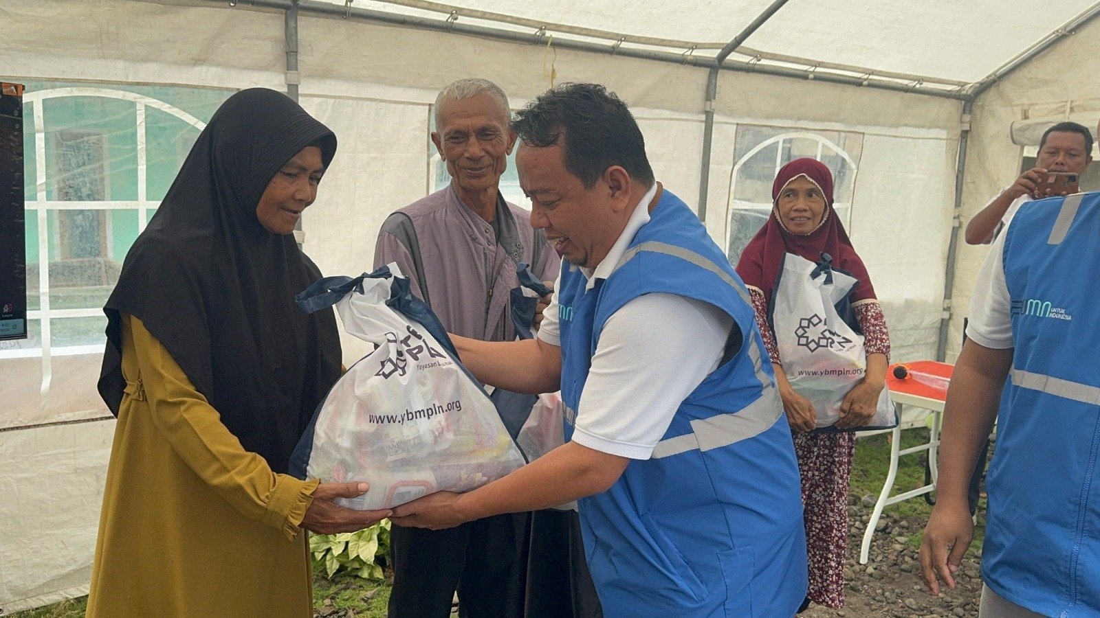 PERAN BUMN DALAM MEMPERINGATI HARI SUMPAH PEMUDA: PLN UP3 TASIKMALAYA BERSAMA SRIKANDI DAN YBM PLN TERANGI RUMAH WARGA