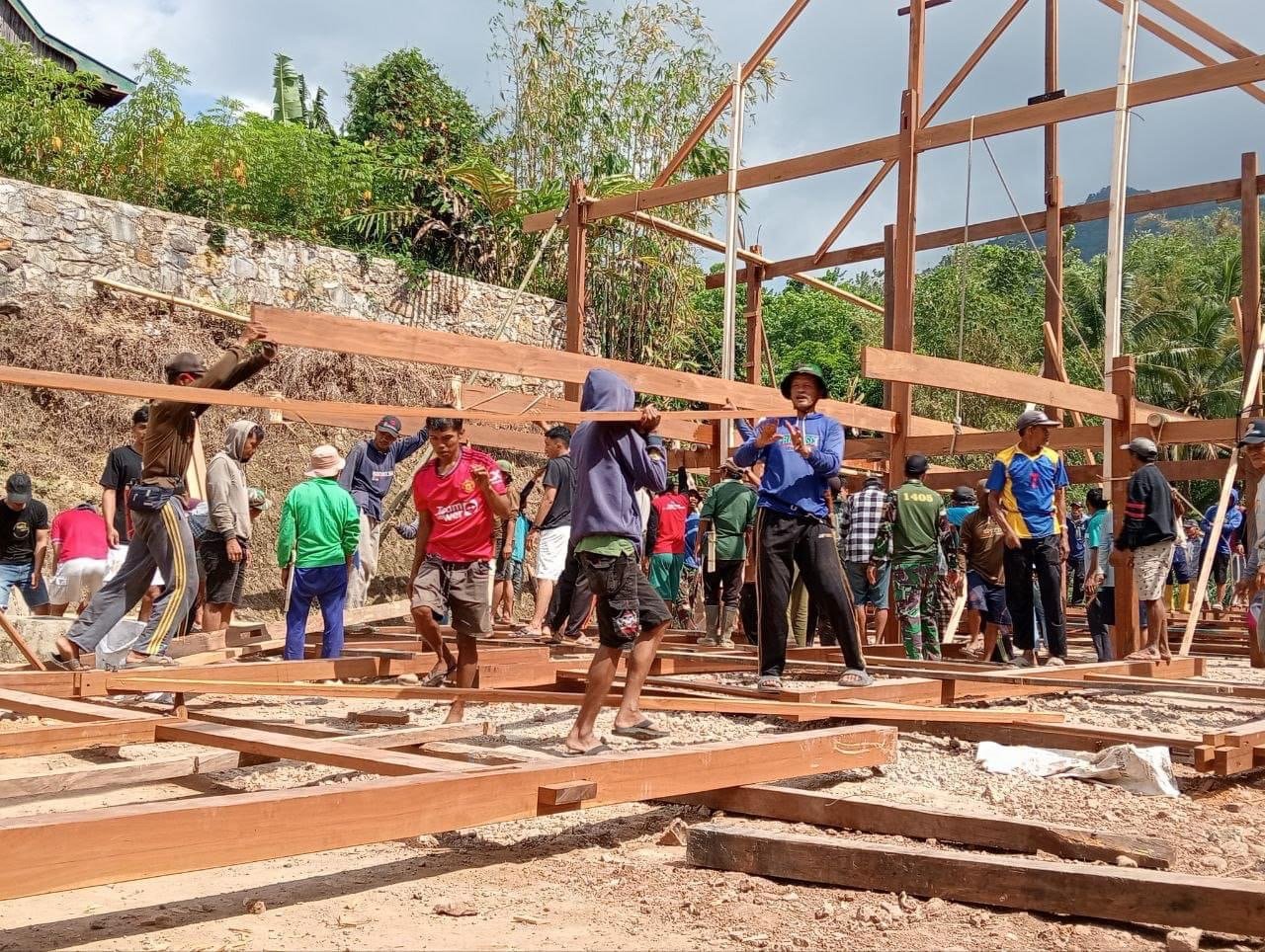 Babinsa Koramil 1405-08/T. Riaja Gotong Royong Bersama Warga Dusun Ammerung Dirikan Rumah Panggung