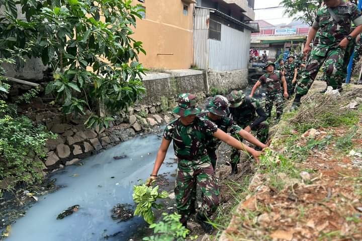 Dalam Rangka Memperingati Hut Tni Ke-79 Personel Wing Komando I Kopasgat Ikuti Giat Karya Bakti “Ciliwung Bening” Di Kodim 0510 Tangerang