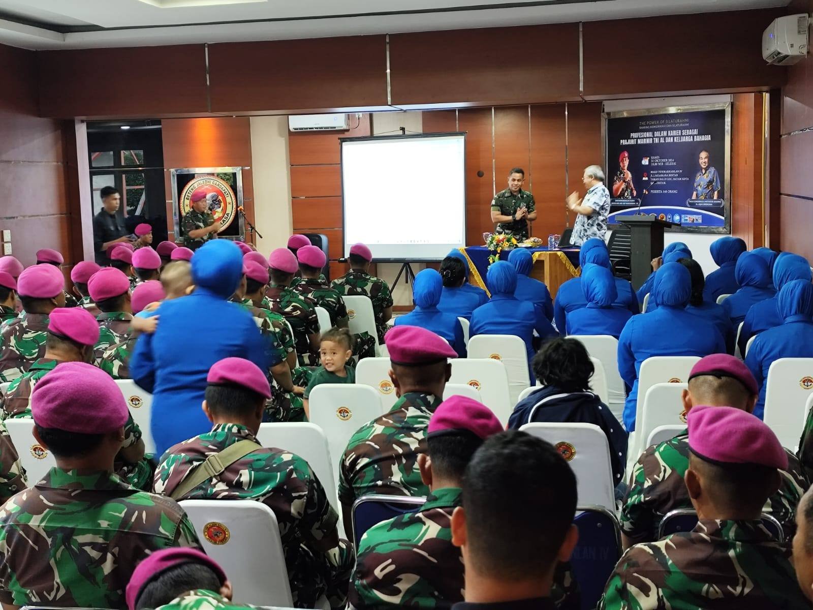 Keluarga Besar Yonmarhanlan IV Terima Sosialisasi dari Pakar Komunikasi dan Motivator Nasional