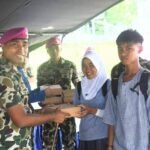PRAJURIT SALAWAKU YONMARHANLAN IX BESERTA SISWA SISWI SD/SMP HANG TUAH MELAKSANAKAN MAKAN GIZI BERSAMA