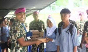 PRAJURIT SALAWAKU YONMARHANLAN IX BESERTA SISWA SISWI SD/SMP HANG TUAH MELAKSANAKAN MAKAN GIZI BERSAMA