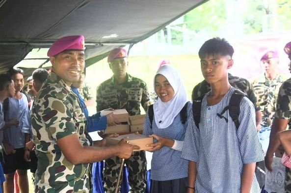 PRAJURIT SALAWAKU YONMARHANLAN IX BESERTA SISWA SISWI SD/SMP HANG TUAH MELAKSANAKAN MAKAN GIZI BERSAMA