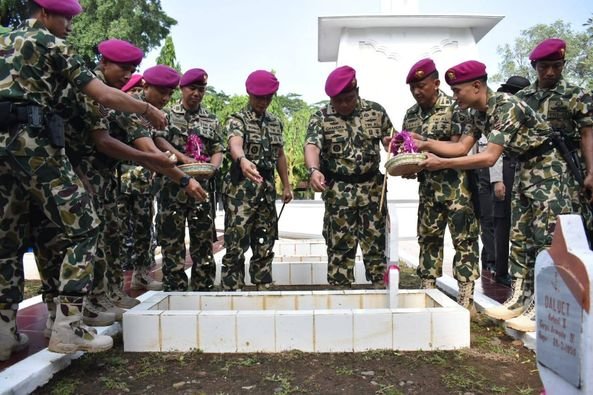 Menjelang Peringatan HUT Ke-79 Korps Marinir Prajurit Menbanpur 2 Marinir Ziarah ke TMP Batang