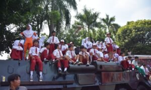 USAI MAKAN BERGIZI GRATIS RIBUAN ANAK SEKOLAH ANTUSIAS NAIK TANK MARINIR