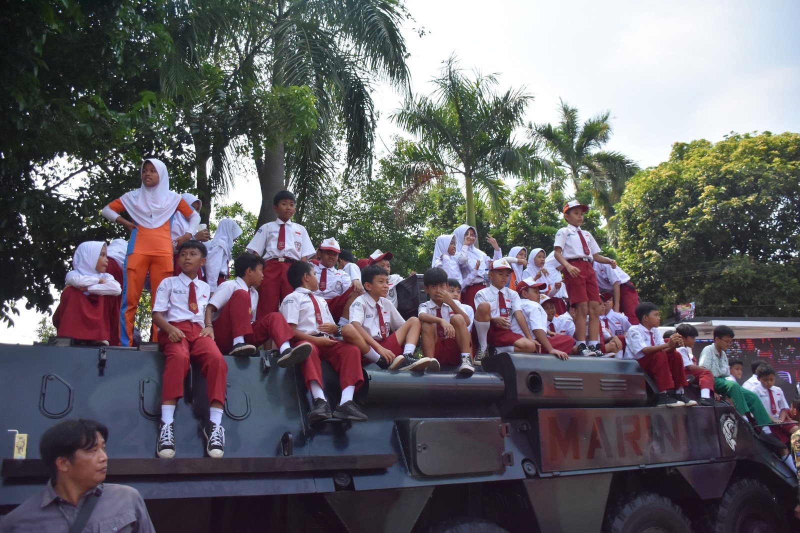 USAI MAKAN BERGIZI GRATIS RIBUAN ANAK SEKOLAH ANTUSIAS NAIK TANK MARINIR