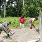 Babinsa Sidey Ajak Warganya Gotong Royong Dalam Pembuatan Jalan Lingkungan Kampung