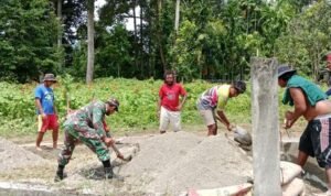 Babinsa Sidey Ajak Warganya Gotong Royong Dalam Pembuatan Jalan Lingkungan Kampung