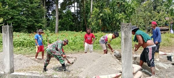 Babinsa Sidey Ajak Warganya Gotong Royong Dalam Pembuatan Jalan Lingkungan Kampung