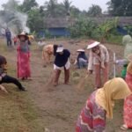 Polsek Ciamis Polres Ciamis Bareng Pemuda Kerja Bakti Bersihkan Jalan di Desa Mekarjadi