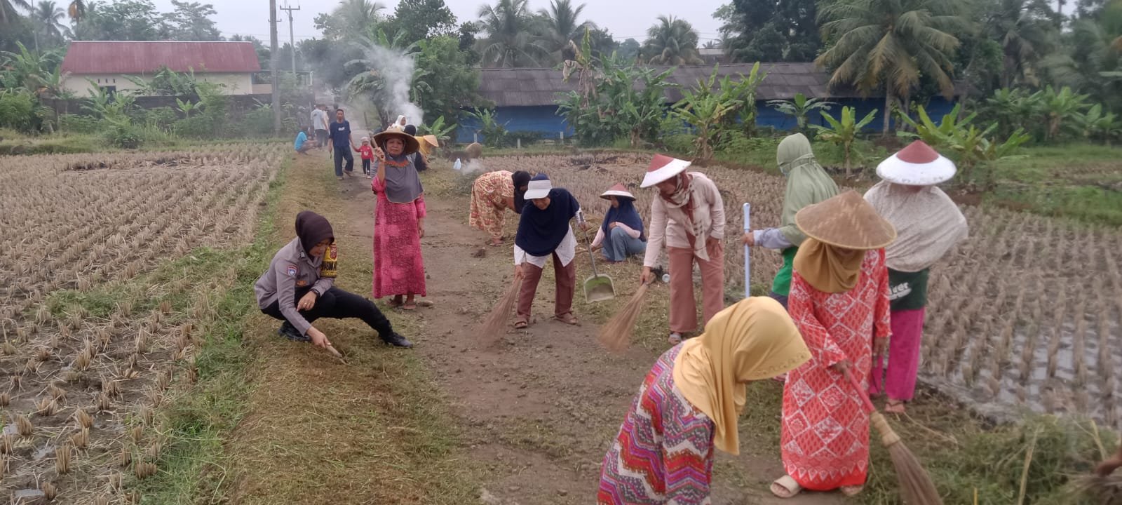 Polsek Ciamis Polres Ciamis Bareng Pemuda Kerja Bakti Bersihkan Jalan di Desa Mekarjadi
