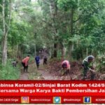 Babinsa Koramil-02/Sinjai Barat Kodim 1424/Sinjai Bersama Warga Karya Bakti Pembersihan Jalan