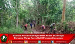Babinsa Koramil-02/Sinjai Barat Kodim 1424/Sinjai Bersama Warga Karya Bakti Pembersihan Jalan