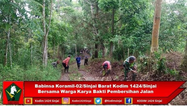 Babinsa Koramil-02/Sinjai Barat Kodim 1424/Sinjai Bersama Warga Karya Bakti Pembersihan Jalan