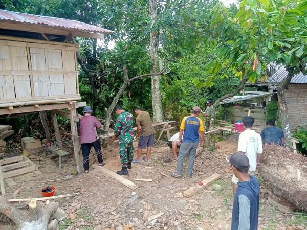 Babinsa Koramil-05/Sinjai Selatan Kodim 1424/Sinjai Bantu Pembuatan Rangka Besi Pengecoran Tiang Rumah Milik Warga