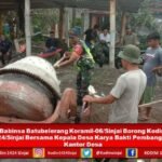 Babinsa Batubelerang Koramil-06/Sinjai Borong Kodim 1424/Sinjai Bersama Kepala Desa Karya Bakti Pembangunan Kantor Desa