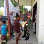 Upaya mensejahterakan masyarakat Babinsa Kodim 1802/Sorong Bantu Saluran Beras Raskin.