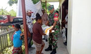 Upaya mensejahterakan masyarakat Babinsa Kodim 1802/Sorong Bantu Saluran Beras Raskin.