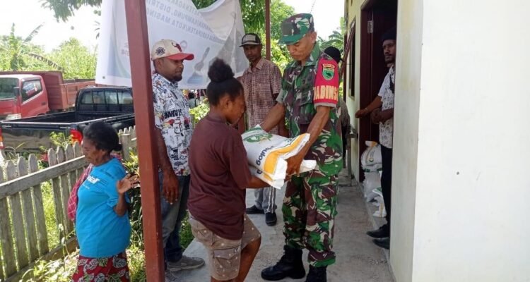 Upaya mensejahterakan masyarakat Babinsa Kodim 1802/Sorong Bantu Saluran Beras Raskin.