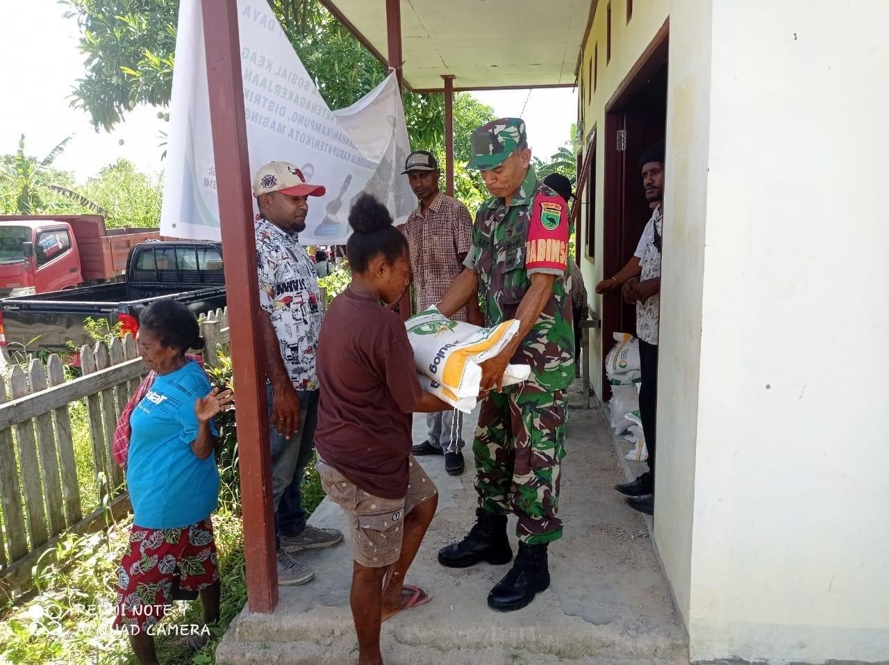 Upaya mensejahterakan masyarakat Babinsa Kodim 1802/Sorong Bantu Saluran Beras Raskin.