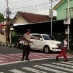 Pelayanan Masyarakat Kapolsek Ciamis Turun Bantu Anak Menyebrang di Area SDN 3 Ciamis