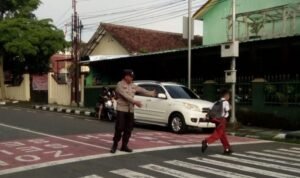 Pelayanan Masyarakat Kapolsek Ciamis Turun Bantu Anak Menyebrang di Area SDN 3 Ciamis