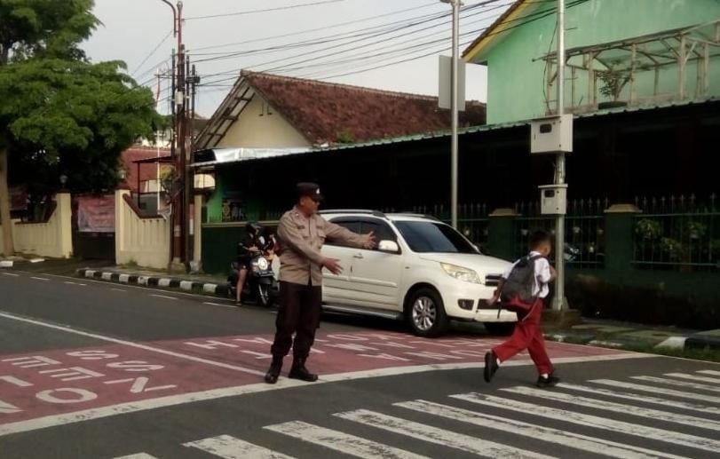 Pelayanan Masyarakat Kapolsek Ciamis Turun Bantu Anak Menyebrang di Area SDN 3 Ciamis
