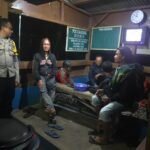 Humanis Polsek Cipaku Polres Ciamis Patroli Dialogis ke Pemukiman Warga Saat Malam Hari