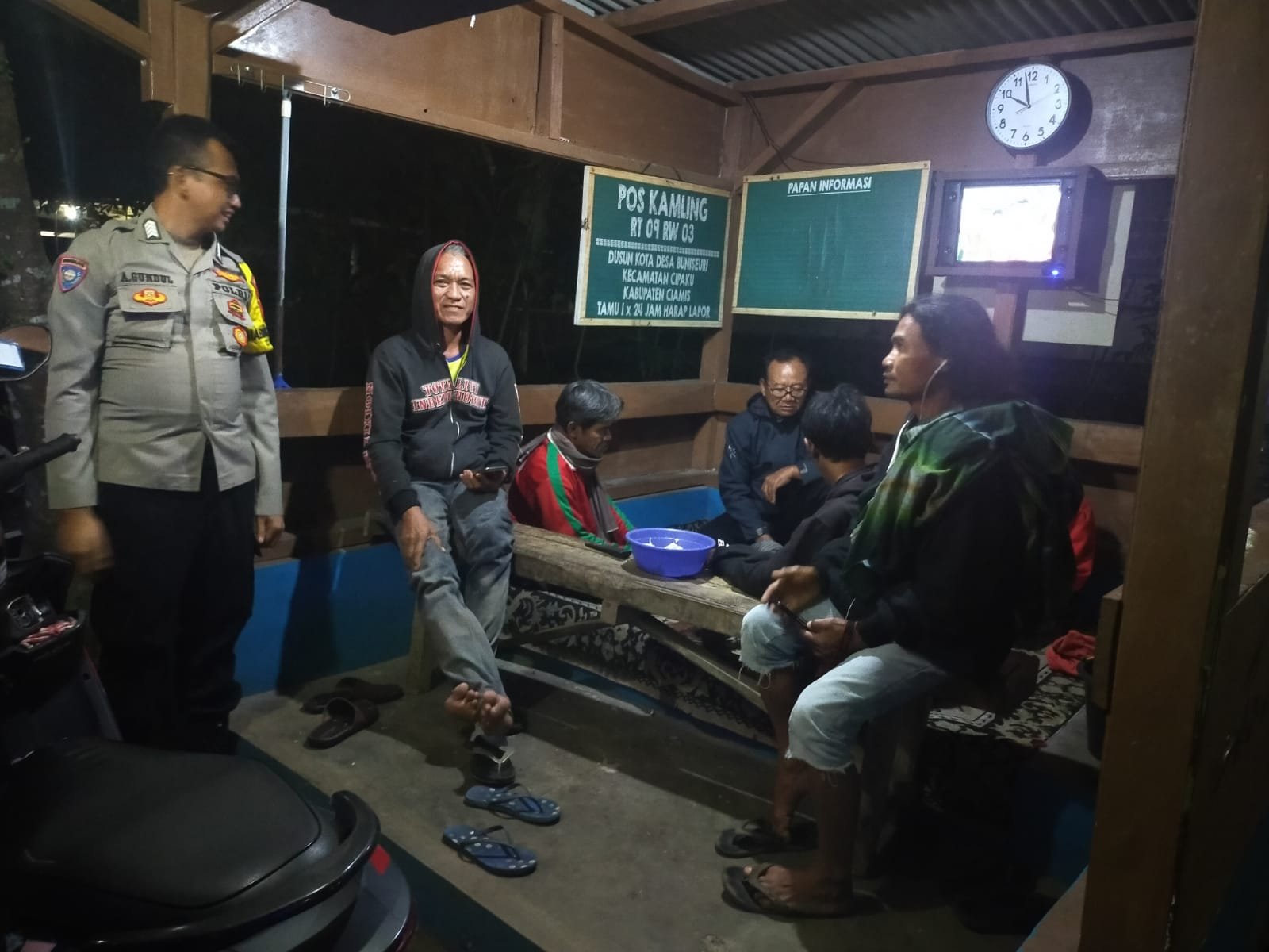 Humanis Polsek Cipaku Polres Ciamis Patroli Dialogis ke Pemukiman Warga Saat Malam Hari