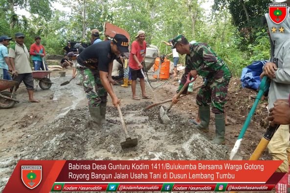 Babinsa Desa Gunturu Kodim 1411/Bulukumba Bersama Warga Gotong Royong Bangun Jalan Usaha Tani di Dusun Lembang Tumbu