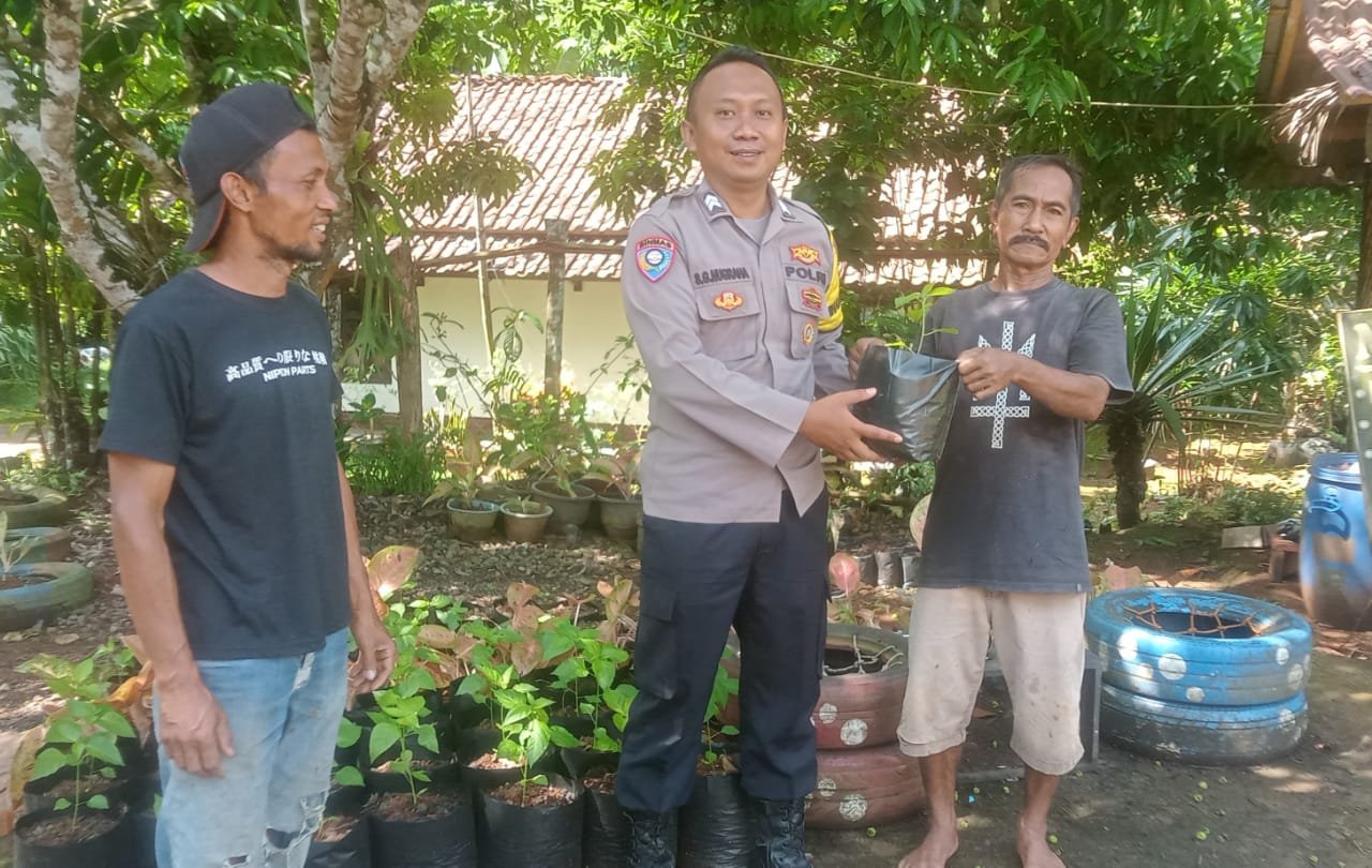 Dukung Program Asta Cita Polsek Sukadana Polres Ciamis Ajak Warga Jadikan Lahan Produktif