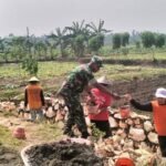 Babinsa Koramil 01/Blora Bantu Warga Bangun Saluran Air Irigasi