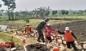 Babinsa Koramil 01/Blora Bantu Warga Bangun Saluran Air Irigasi Babinsa Koramil 01/Blora Bantu Warga Bangun Saluran Air Irigasi