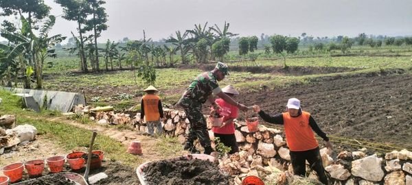 Babinsa Koramil 01/Blora Bantu Warga Bangun Saluran Air Irigasi