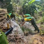 Kebersamaan di Perbatasan Satgas Pamtas Yonarmed 11 Kostrad dan Warga Perbaiki Saluran Pipa Air