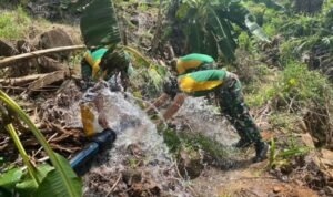 Kebersamaan di Perbatasan Satgas Pamtas Yonarmed 11 Kostrad dan Warga Perbaiki Saluran Pipa Air