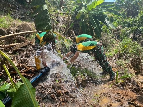 Kebersamaan di Perbatasan Satgas Pamtas Yonarmed 11 Kostrad dan Warga Perbaiki Saluran Pipa Air