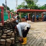 Beri Kenyamanan Jamaah, Satgasmar Pam Ambalat XXX Bersihkan Area Masjid