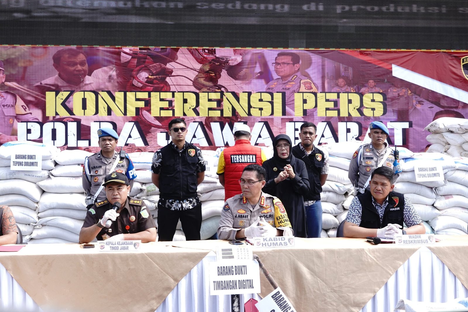 POLDA JABAR UNGKAP KASUS PEMALSUAN PUPUK DI CIPATAT BANDUNG BARAT