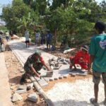 Babinsa Gondang Bantu Masyarakat Pasang Paving Jalan