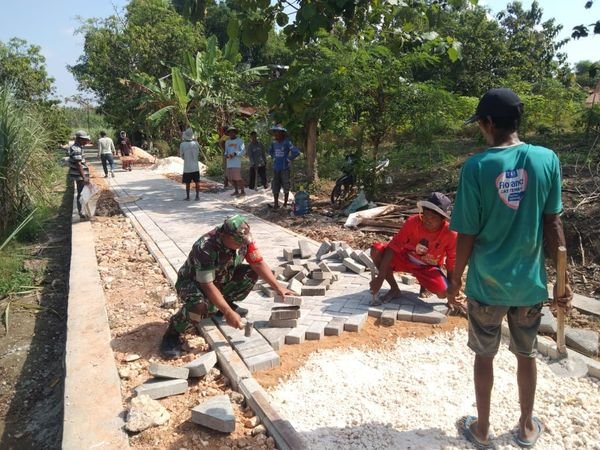Babinsa Gondang Bantu Masyarakat Pasang Paving Jalan