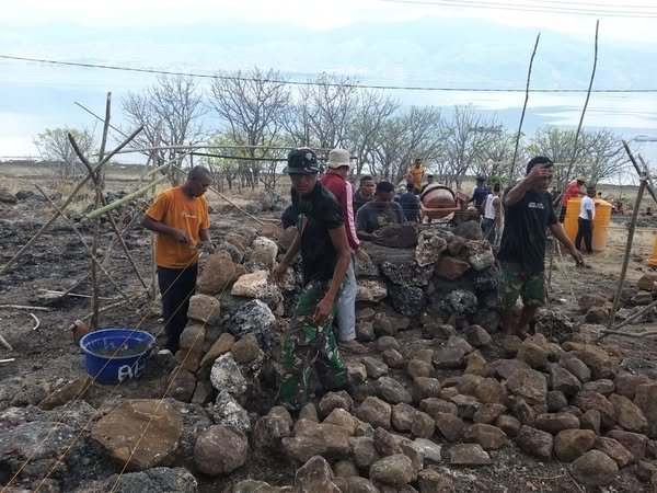 Tanamkan Jiwa Gotong Royong Babinsa Koramil 05/Solor Bantu Pembangunan Rumah Masyarakat. 