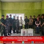 Pastikan Kelancaran Pilkada, Babinsa Posramil-04/Pulau IX Kodim 1424/Sinjai Laksanakan Pendampingan Pendistribusian Logistik Pilkada 