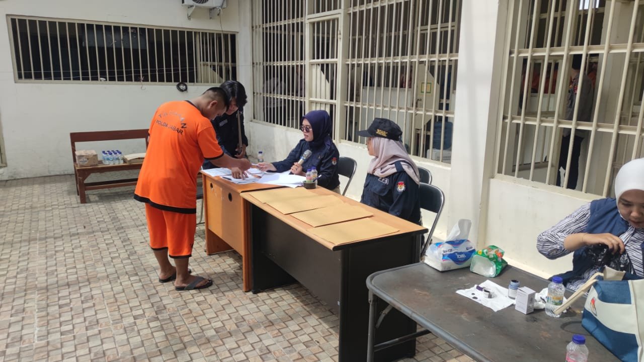 PEMUNGUTAN SUARA PILKADA 2024 DI RUTAN MAPOLDA JABAR BERLANGSUNG AMAN DAN LANCAR