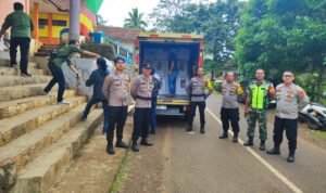 Polres Ciamis Pengamanan Penarikan Logistik Pilkada Tingkat PPS ke PPK di Kecamatan Cipaku Polres Ciamis Pengamanan Penarikan Logistik Pilkada Tingkat PPS ke PPK di Kecamatan Cipaku