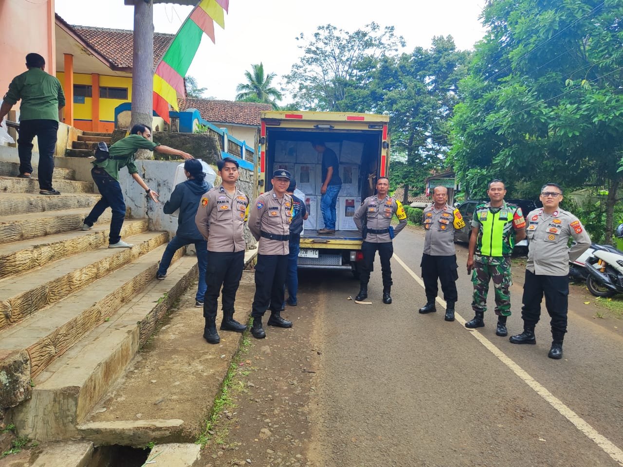 Polres Ciamis Pengamanan Penarikan Logistik Pilkada Tingkat PPS ke PPK di Kecamatan Cipaku